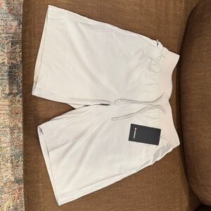 NWT lululemon T.H.E. Short 9” Linerless - light grey , size: medium (M)